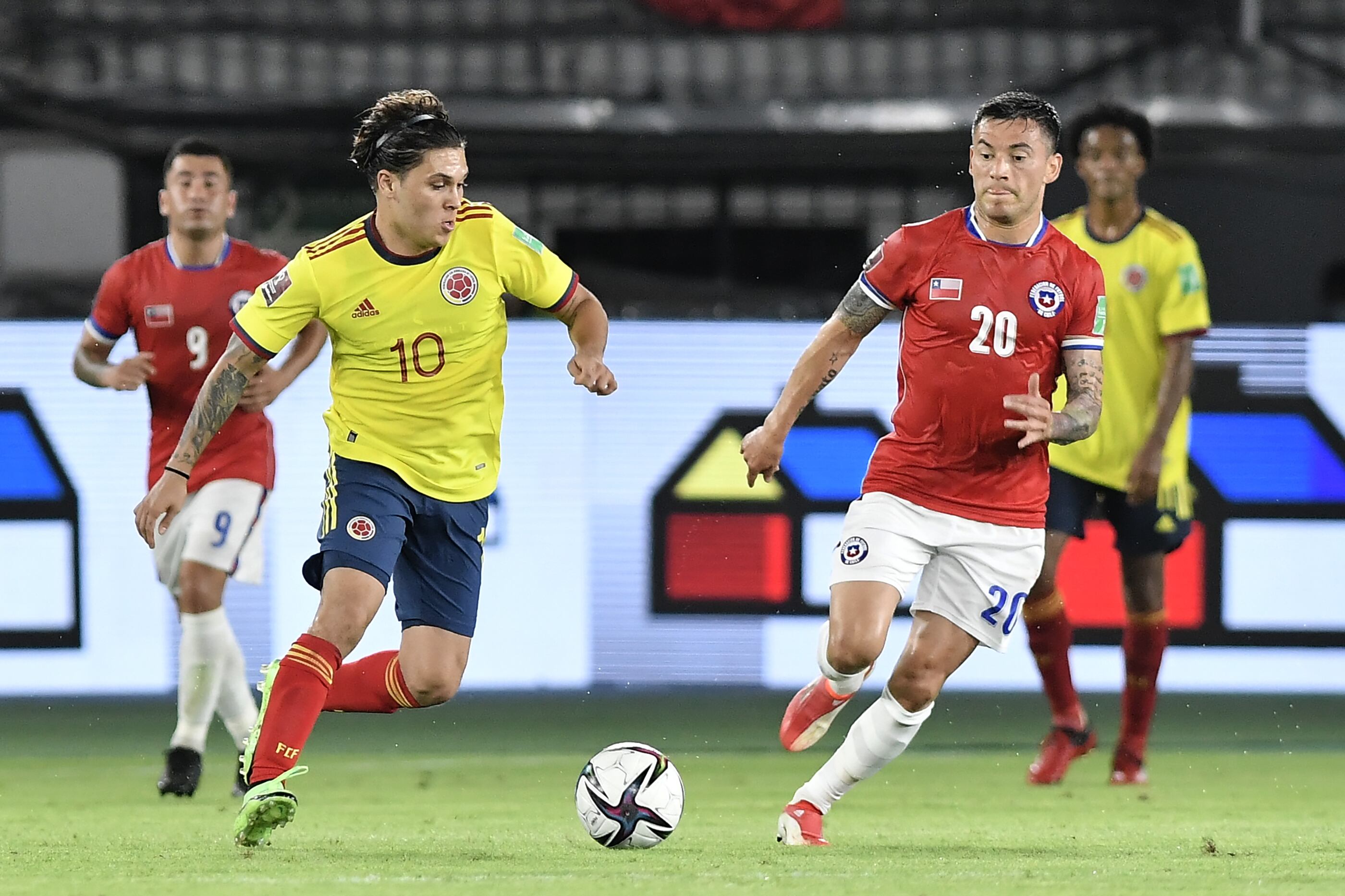 BARRANQUILLA, COLOMBIA - SEPTEMBER 09: Juan Quintero of Colombia competes for the ball with Charles Aránguiz of Chile during a match between Colombia and Chile as part of South American Qualifiers for Qatar 2022 at Estadio Metropolitano on September 09, 2021 in Barranquilla, Colombia. (Photo by Gabriel Aponte/Getty Images)