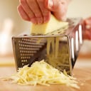 Generalmente se come queso rallado.