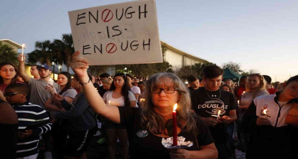 Manifestantes en Florida le dicen "basta" a las masacres por el uso indiscriminado de armas. 
