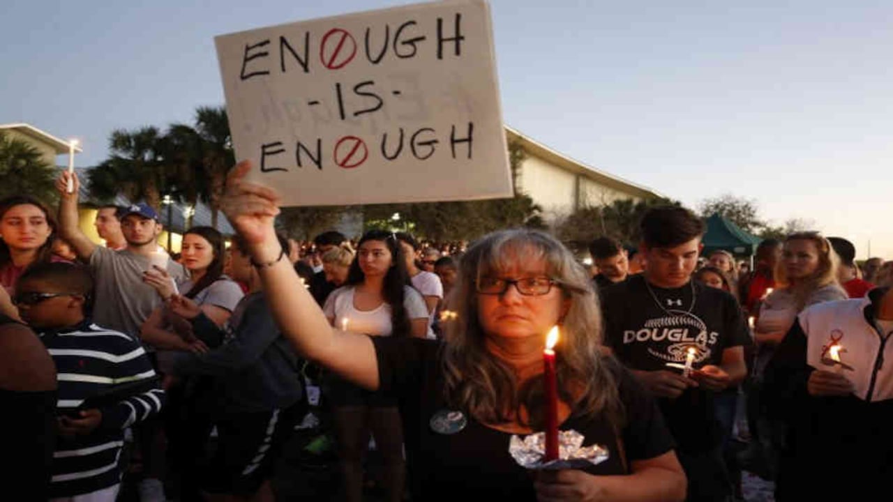 Manifestantes en Florida le dicen "basta" a las masacres por el uso indiscriminado de armas.