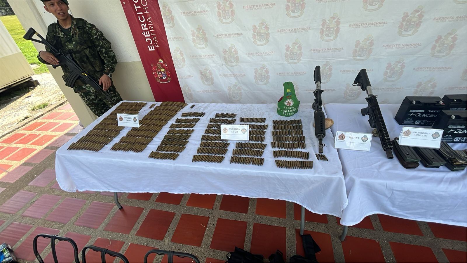 Municiones y armas decomisadas.