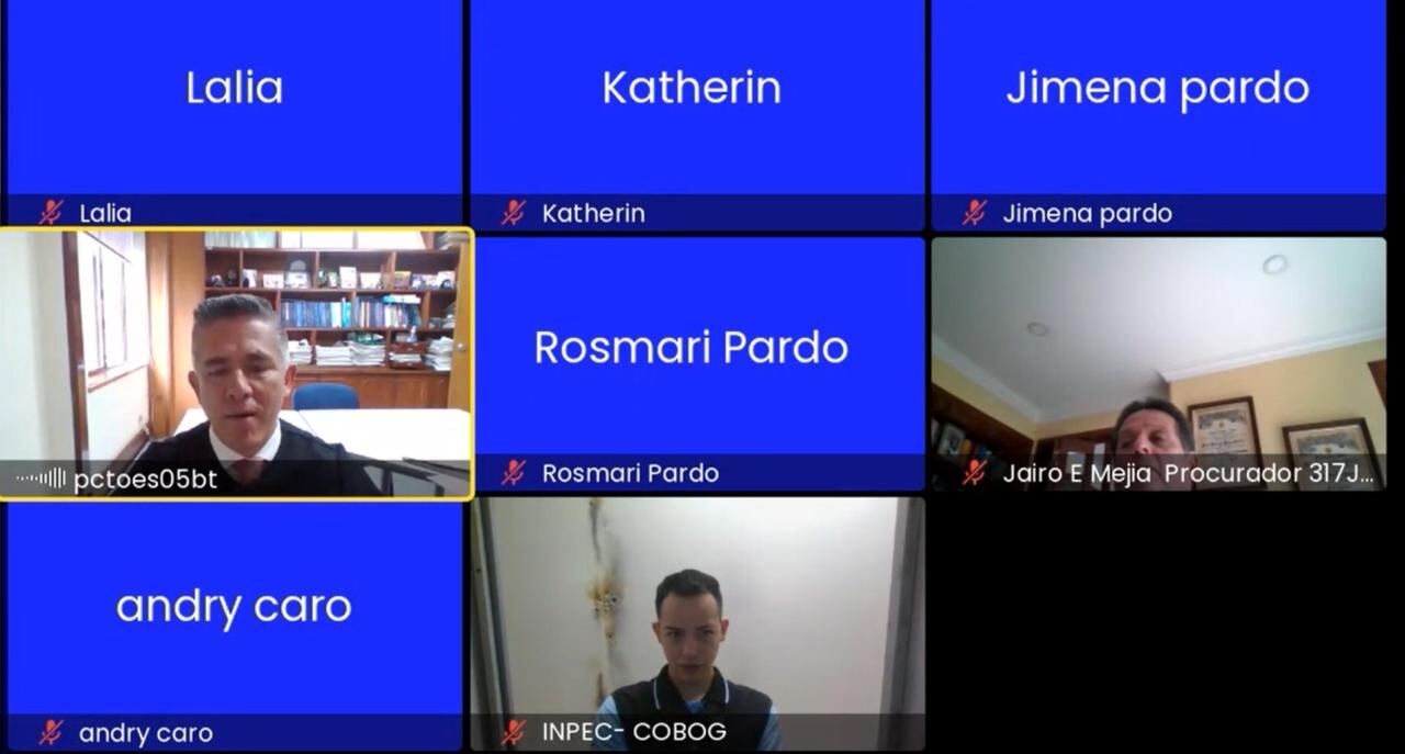 Mientras lo condenaban a 27 años de cárcel por homicidio, un hombre se ríe en la cara del juez y de las víctimas