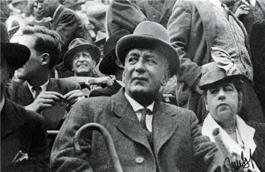 Gente de toros. Parece que fue ayer. Laureano Gómez y atrás Jorge Eliecer Gaitán.