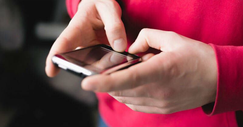 Es importante es enseñar a los niños a proteger sus contraseñas. Deben saber cómo crear contraseñas seguras y complejas y nunca compartirlas con nadie. 