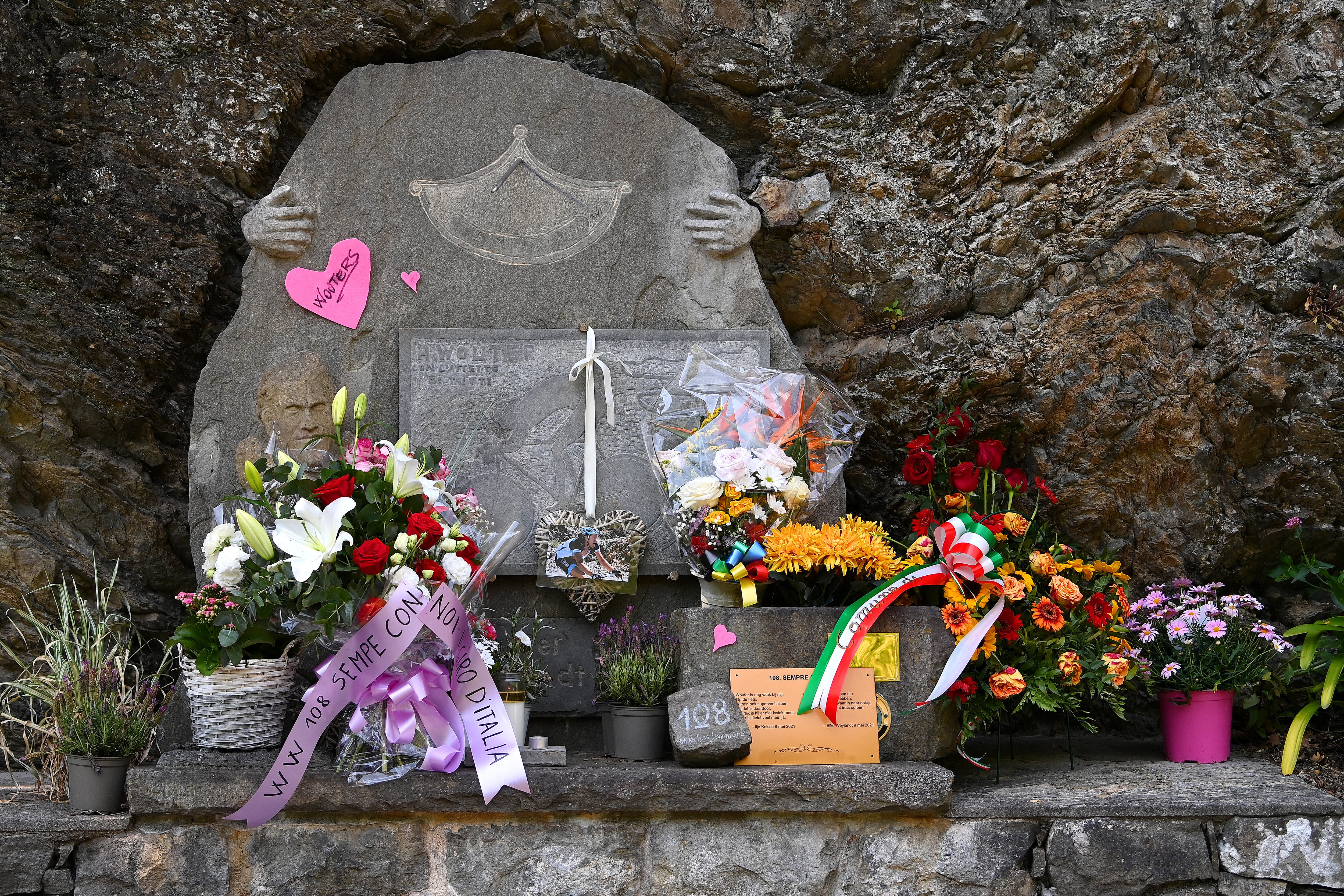 Vista detallada del monumento en memoria del ciclista fallecido Wouter Weylandt.