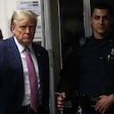 El expresidente estadounidense Donald Trump ingresa al Tribunal Penal de Manhattan después de una pausa para almorzar durante su juicio por supuestamente encubrir pagos de silencio relacionados con relaciones extramatrimoniales, en la ciudad de Nueva York el 19 de abril de 2024. (Foto de Spencer Platt / PISCINA / AFP)