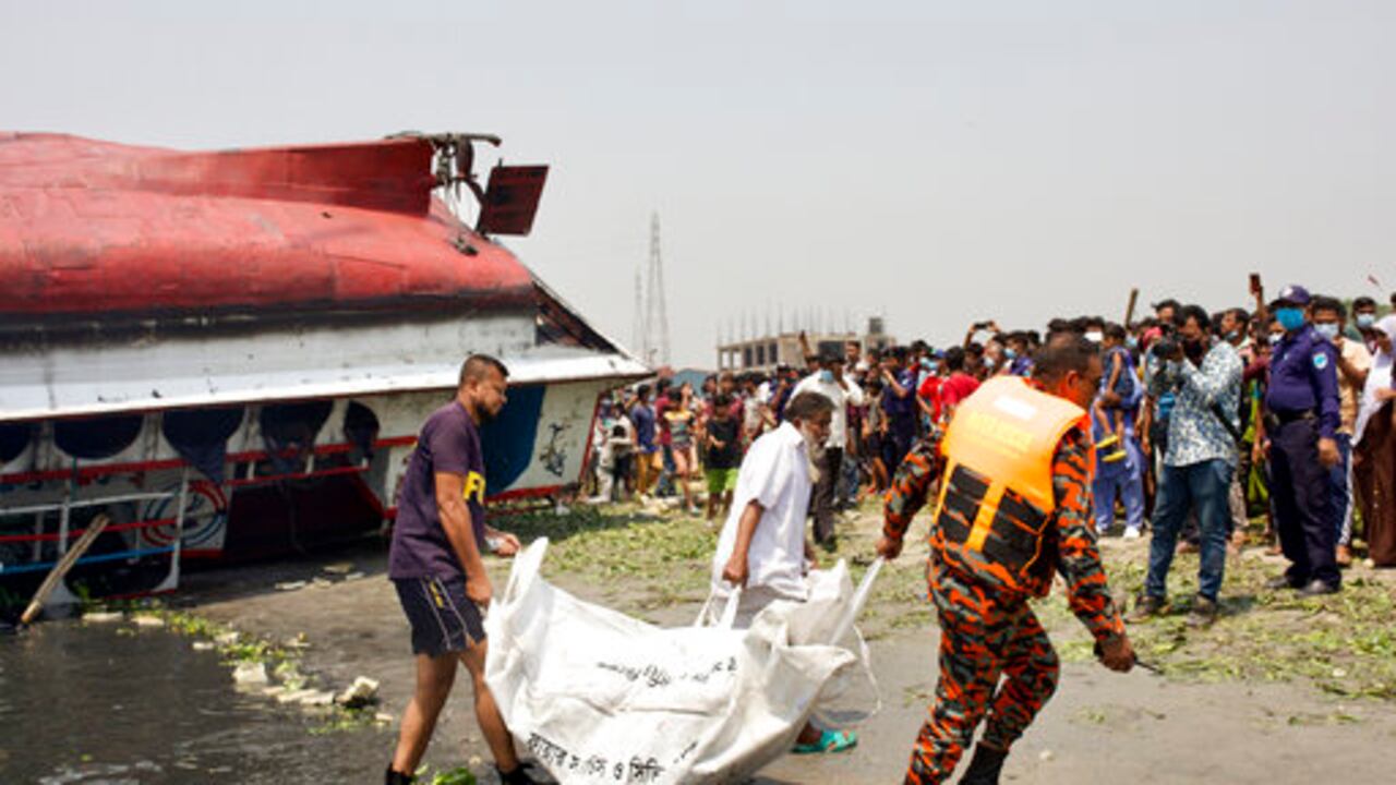 Al menos 26 muertos por el naufragio de un ferry en Bangladesh