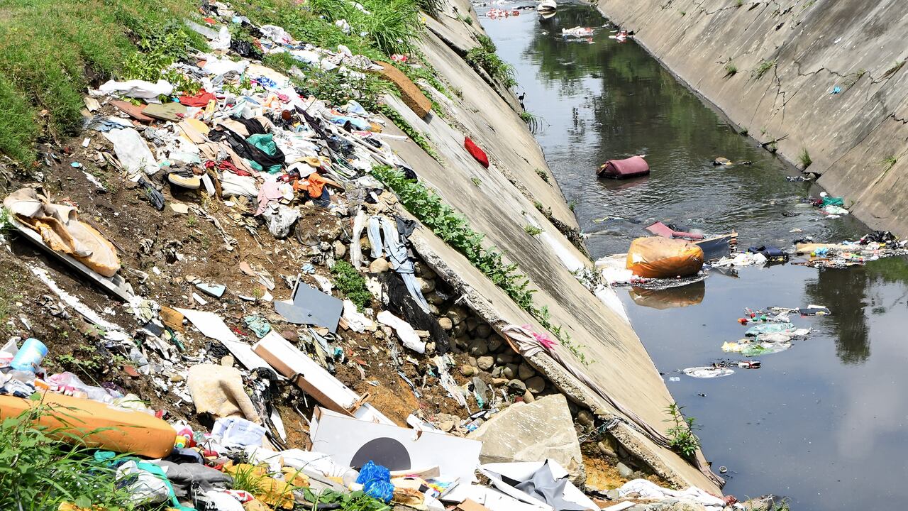 Basuras en la Galeria de Santa Elena y en el Centro de Cali . Mayo 24 de 2024 . Foto Wirman Rios