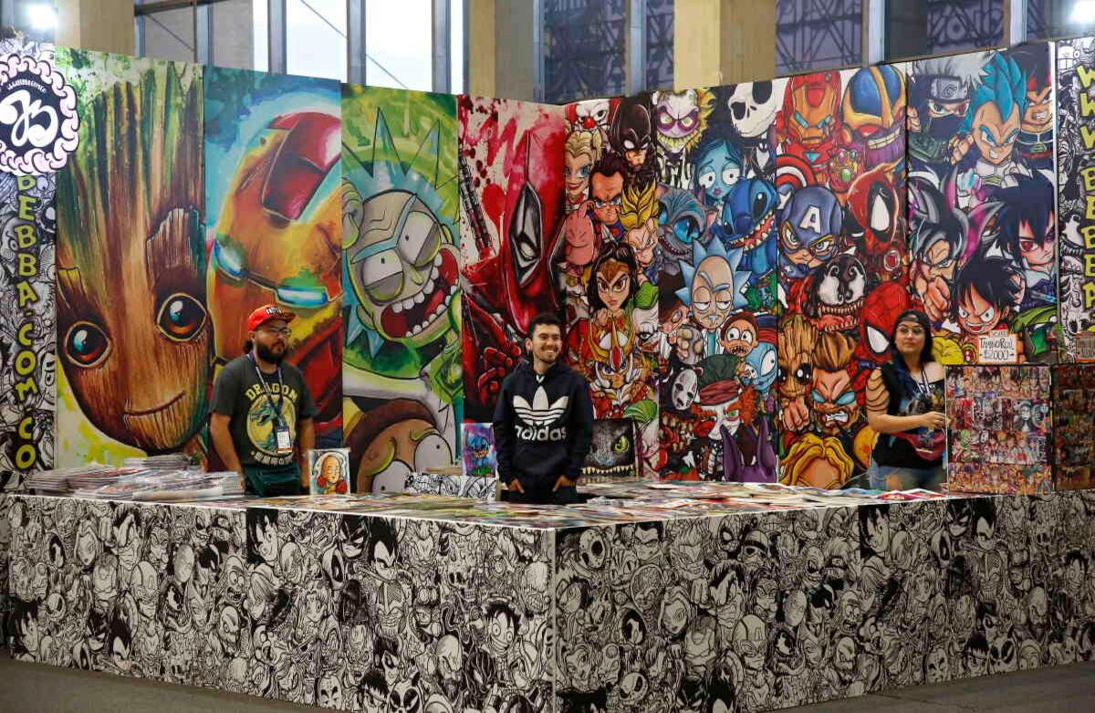  Los pequeños empresarios también tienen su espacio para vender agendas, cuadernos, cómics y todo tipo de merchandising sobre las series y películas favoritas de muchos.  