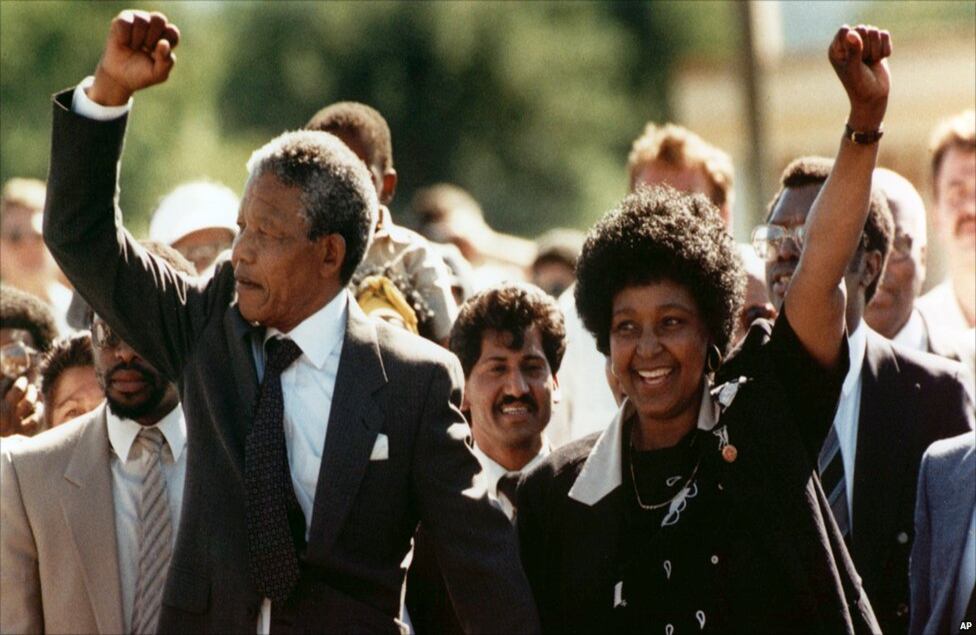 Después de 27 años en prisión, Mandela recobró su libertad en 1990. En esta imagen se le observa acompañado de su esposa Winnie. 
