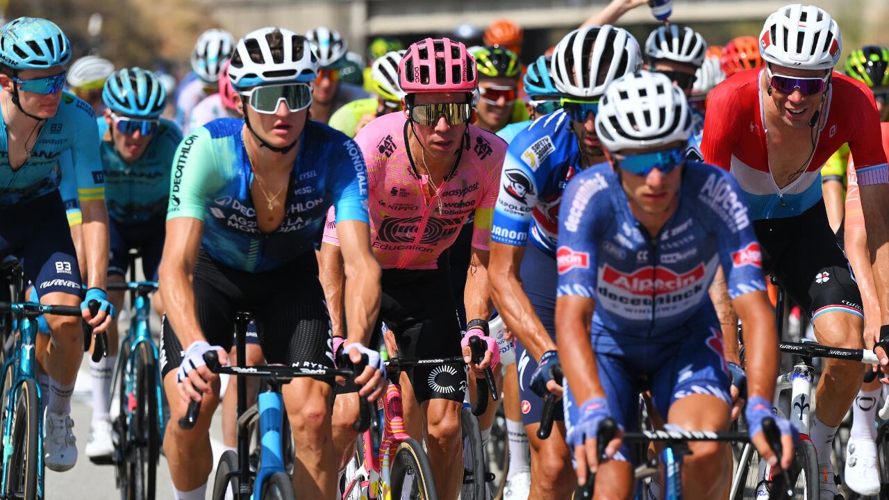 Rigoberto Urán en el pelotón de la Vuelta a España 2024.