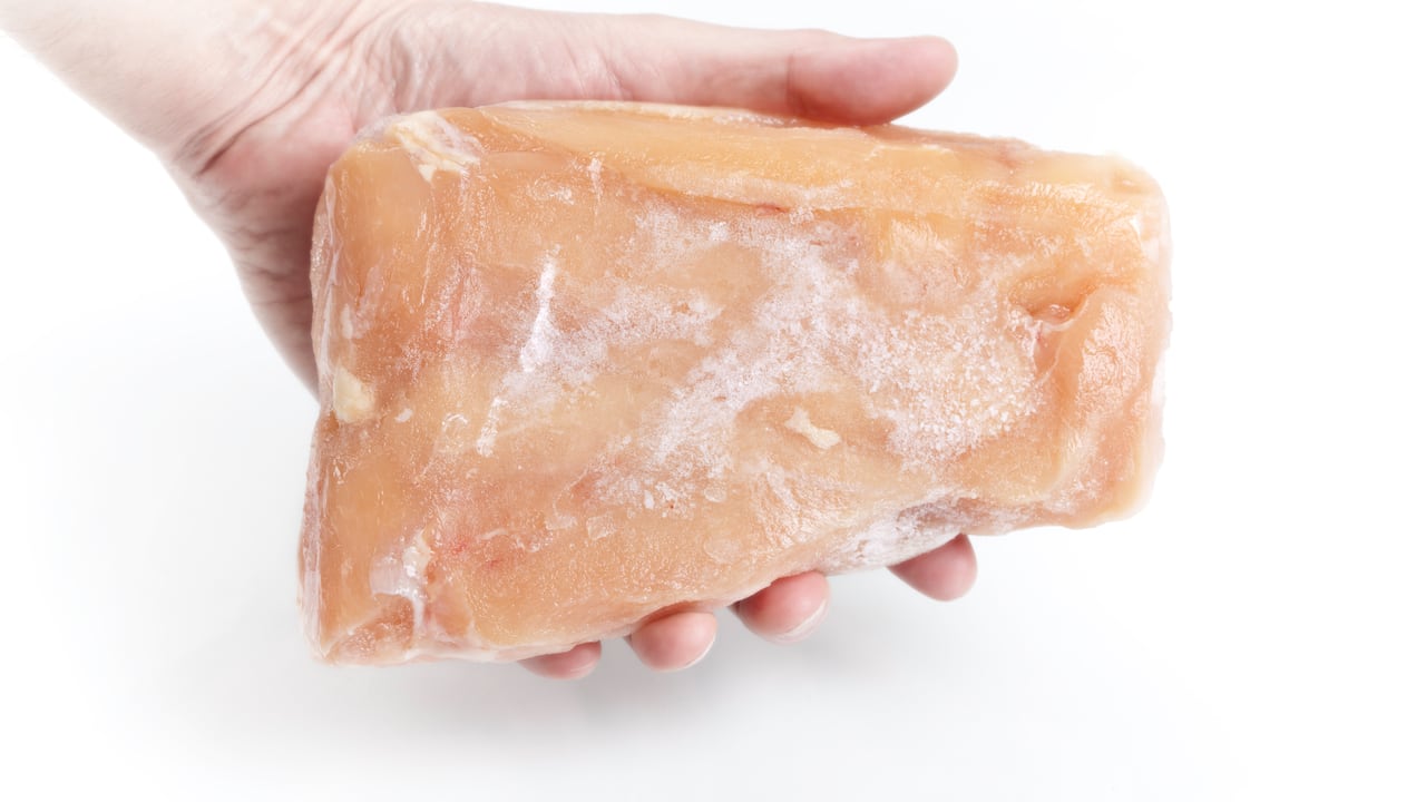 Esta técnica puede ser una gran opción para descongelar el pollo.