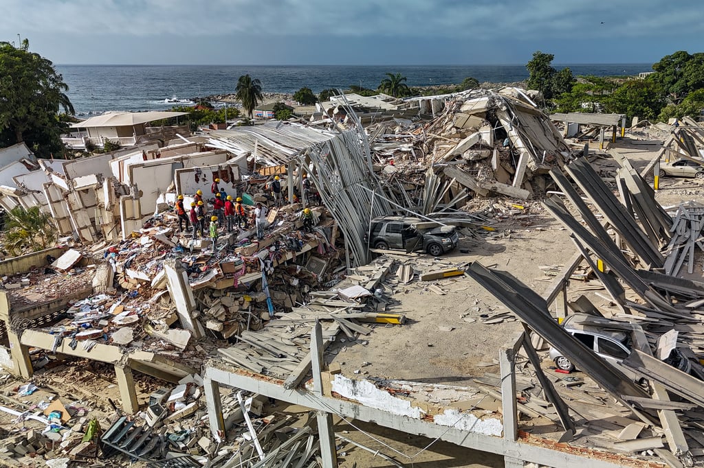 Los rescatistas trabajan entre los escombros de un edificio derrumbado en la costa de Caraballeda, estado de La Guaira, Venezuela.