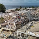 Los rescatistas trabajan entre los escombros de un edificio derrumbado en la costa de Caraballeda, estado de La Guaira, Venezuela.
