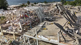 Los rescatistas trabajan entre los escombros de un edificio derrumbado en la costa de Caraballeda, estado de La Guaira, Venezuela.