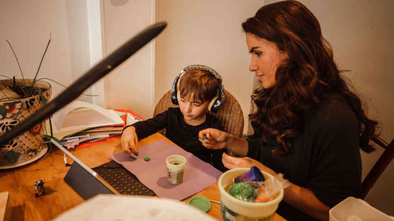 Manuela Villa y su hijo Elias | Educación Colombia Coronavirus