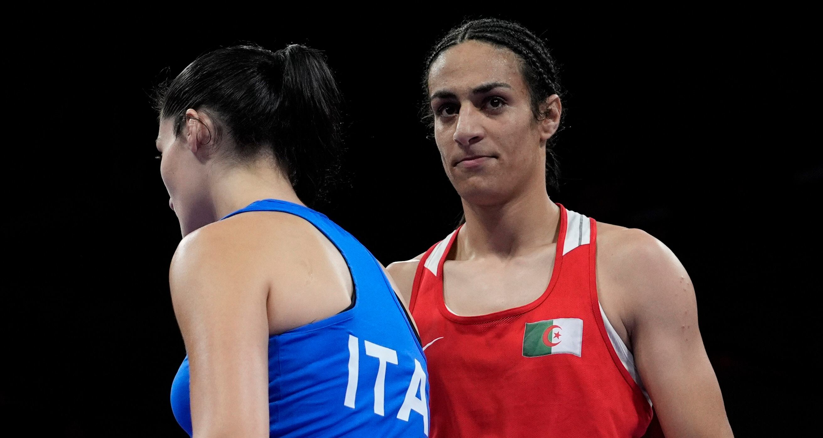 La argelina Imane Khelif (derecha) camina junto a la italiana Angela Carini después de su combate preliminar de boxeo femenino de 66 kg en los Juegos Olímpicos de Verano de 2024, el jueves 1 de agosto de 2024, en París, Francia. (Foto AP/John Locher)
