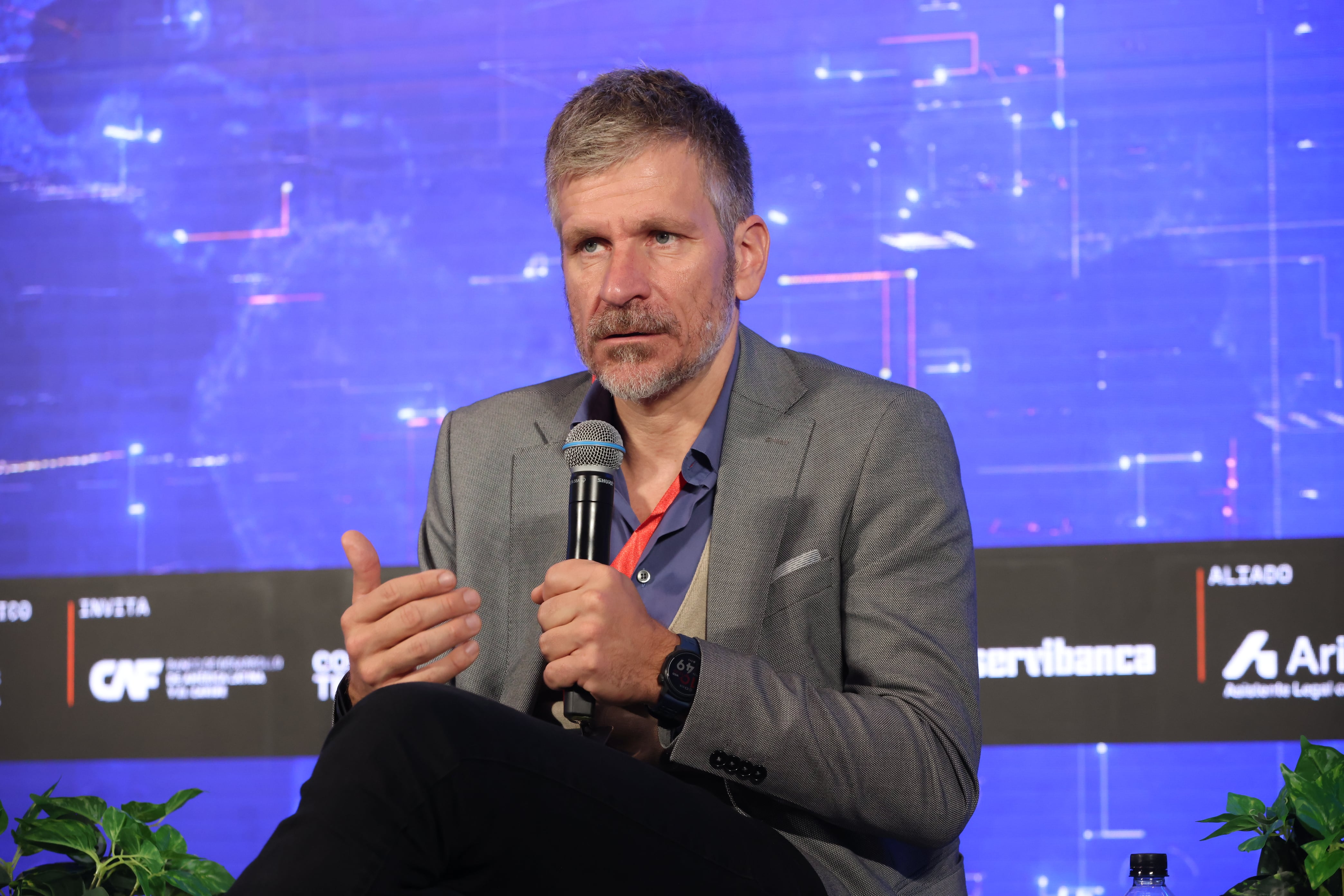 Foro Inteligencia Artificial
Más allá del hype
Miércoles 12 de agosto de 2026 

10:30 a. m. – 11:20 a. m.
Colombia en la IA: ¿qué es verdad y qué es wishful thinking?
Objetivo: Examinar qué tan preparada está realmente Colombia para competir en una economía
impulsada por inteligencia artificial. ¿Qué necesita el país para no quedarse atrás? Más que hablar de promesas, la conversación buscará identificar dónde existe progreso tangible y cuáles son las brechas
que el país aún debe cerrar en materia de talento, infraestructura, innovación, inversión y adopción
empresarial para convertir la IA en una ventaja competitiva.

Giovanni Stella, Fundador IA con Canas, Socio Glaix.AI
Gustavo Velandia, Presidente de la Asociación colombiana de Inteligencia Artificial.
Rubén Espitia, Gerente de ciberseguridad LuloBank
Moderador: Jorge Villamizar, Periodista de SEMANA