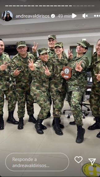 Andrea también agradeció a las mujeres que asumen el reto de pertenecer al Ejército. Foto: Instagram @andreavaldirisos.
