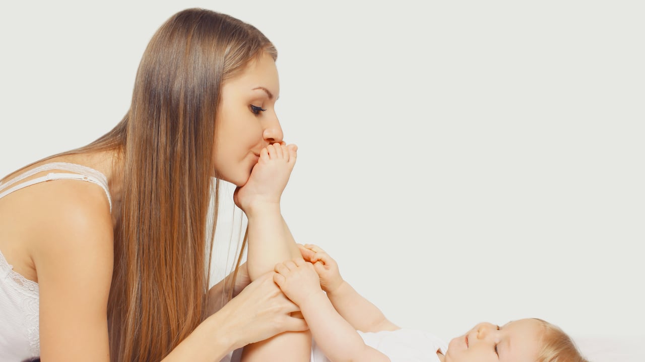 Esta tarea es tan compleja que los padres primerizos siempre suelen pedir sugerencias a sus amigos o familiares.