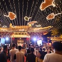 Turistas celebran el Festival del Medio Otoño en el lugar escénico del Templo de Confucio en Nanjing, provincia de Jiangsu, en el este de China, el 29 de septiembre de 2023. (El crédito de la foto debe ser CFOTO/Future Publishing vía Getty Images)