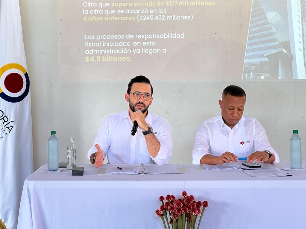 Carlos Mario Zuluaga, vicecontralor en funciones de contralor general, entregando las cifras de 'elefantes blancos'