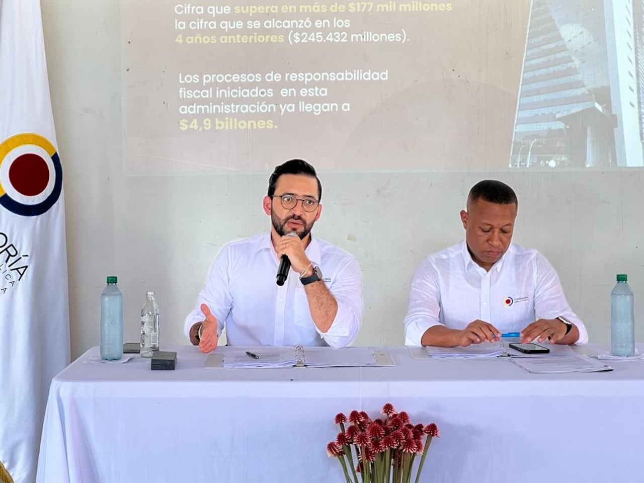 Carlos Mario Zuluaga, vicecontralor en funciones de contralor general, entregando las cifras de 'elefantes blancos'