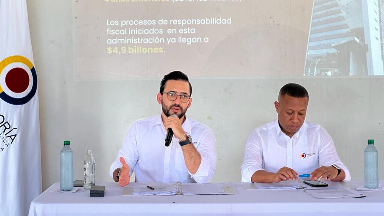 Carlos Mario Zuluaga, vicecontralor en funciones de contralor general, entregando las cifras de 'elefantes blancos'