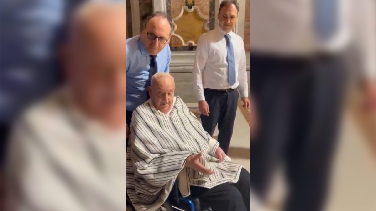 Papa Francisco aparece vestido de civil y sorprende a la comunidad.