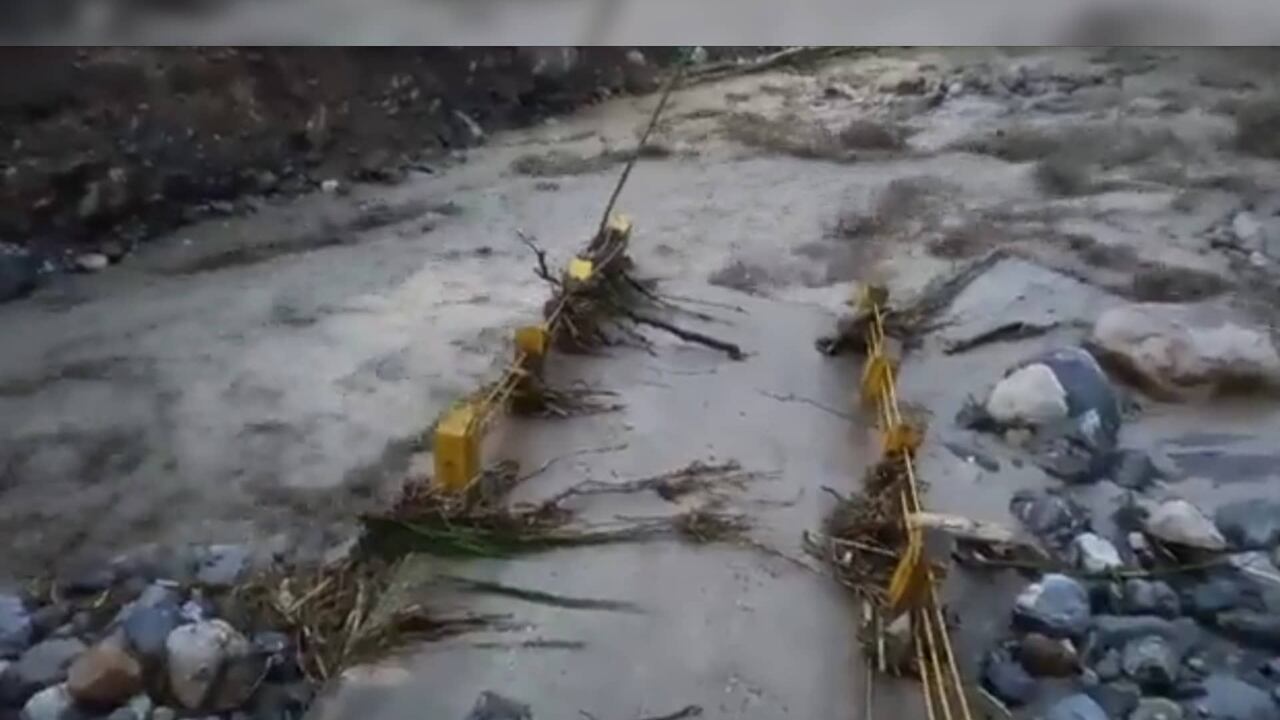 Creciente del río Charta destruyó un puente y varias viviendas