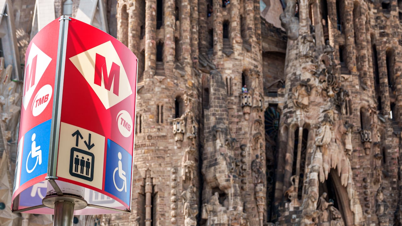 La Sagrada Familia de Barcelona desde la estación del metro.