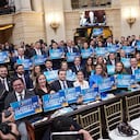 La bancada del Centro Democrático llegó al Congreso de la República con carteles que decían "47 abejas en defensa de Colombia".