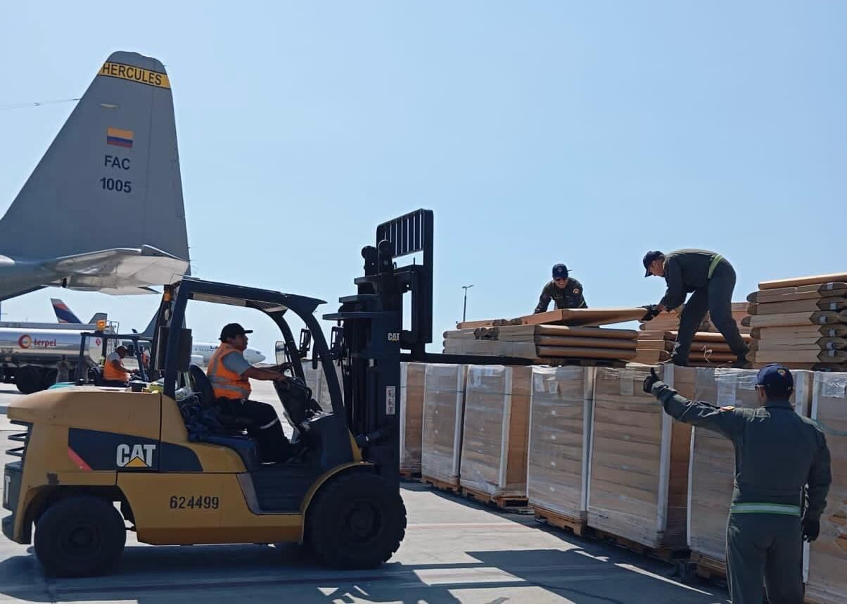 El ministro de Defensa, Iván Velásquez, dijo que “Perú anunció, está en camino a nuestro país un importante apoyo de más de 200 cajas especiales de agua que tienen un mecanismo especial para la atención y control de incendios, pero también Estados Unidos, tenemos igualmente ofrecimientos de Bolivia y de Francia que ya se están concretando”.