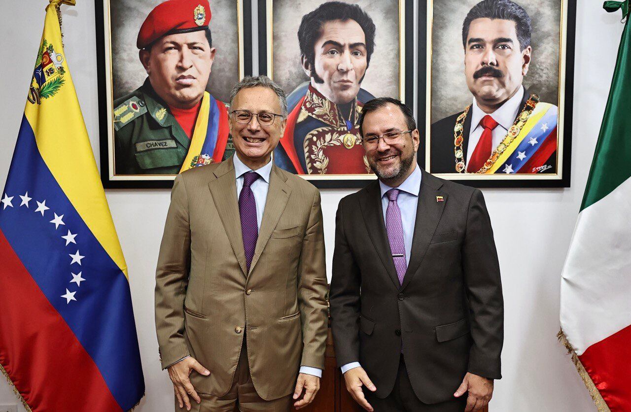 Encargado de negocios de Italia en Venezuela junto con el canciller Yvan Gil