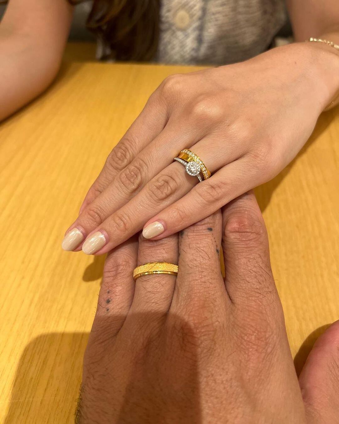 Los dos mostraron las argollas de matrimonio.