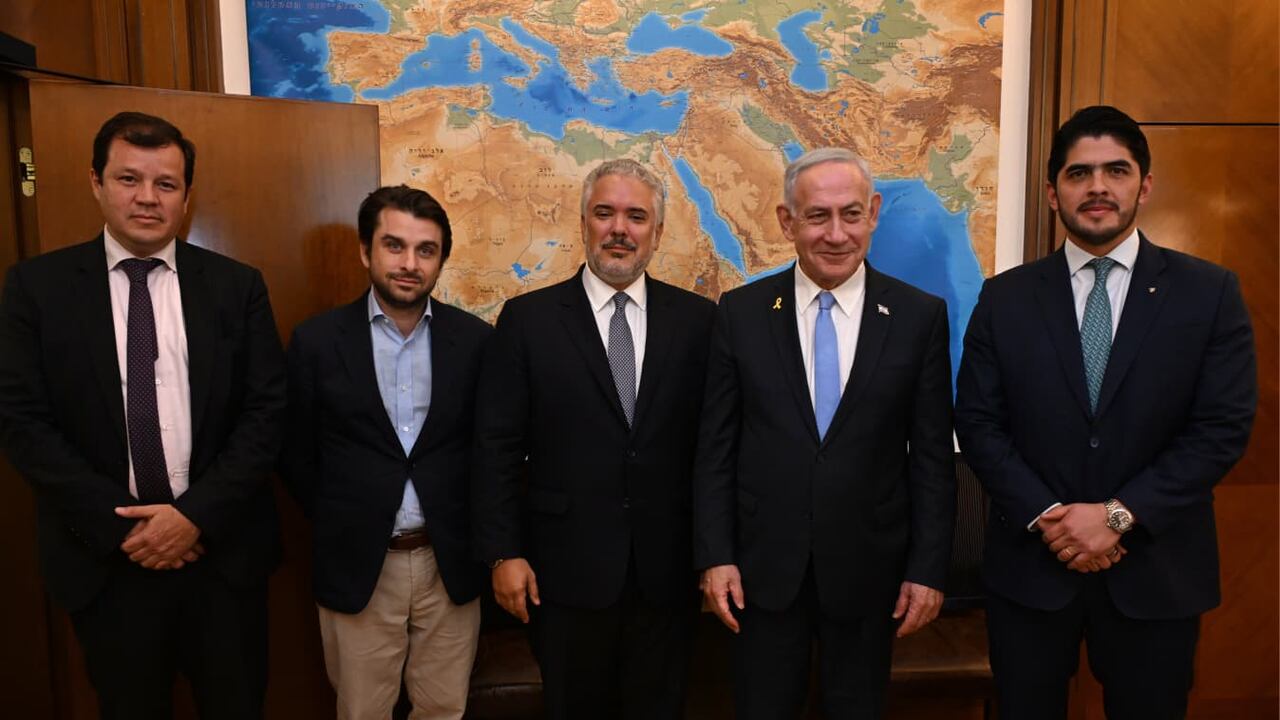 De izquierda a derecha: Víctor Muñoz, el empresario Gabriel Gilinski, el expresidente Iván Duque, el primer ministro de Israel, Benjamín Netanyahu, y Felipe Coral.