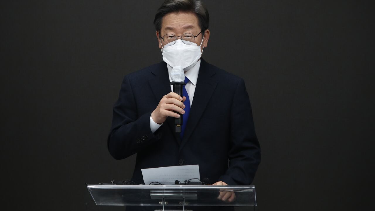 SEOUL, SOUTH KOREA - MARCH 10: South Korean presidential candidate Lee Jae-myung of the Democratic Party admits defeat in the election at the party's headquarters on March 10, 2022 in Seoul, South Korea. Main opposition presidential candidate Yoon Suk-yeol maintained his razor-thin lead over ruling party rival Lee Jae-myung with all but 10 percent of the vote counted. (Photo by Chung Sung-Jun/Getty Images)