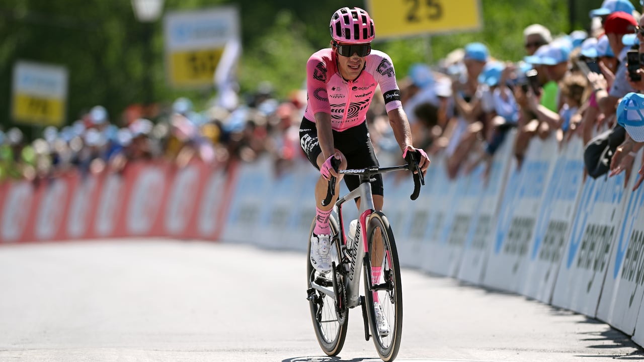 Rigoberto Urán al momento de cruzar la meta en Leukerbad