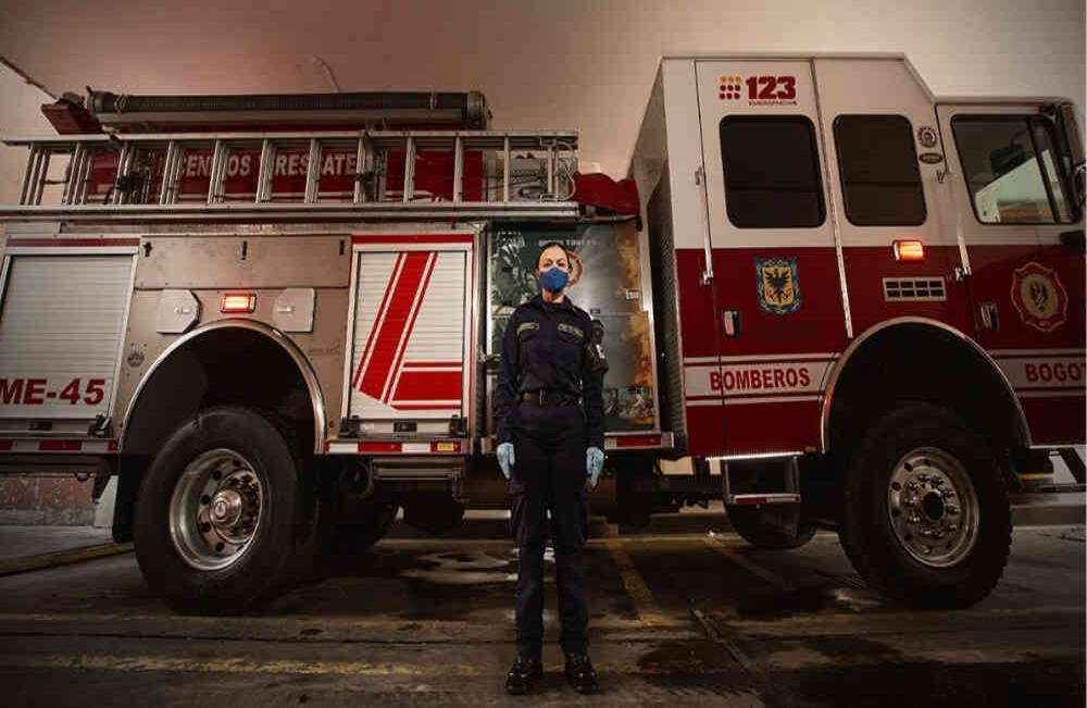La Bombero Gineth Ayala tiene 30 años y hace 3 trabaja para la estación de chapinero b1. Hace lo que le gusta y es feliz sirviendo, los turnos de cada uno son de 12 horas. Foto: Karen Salamanca