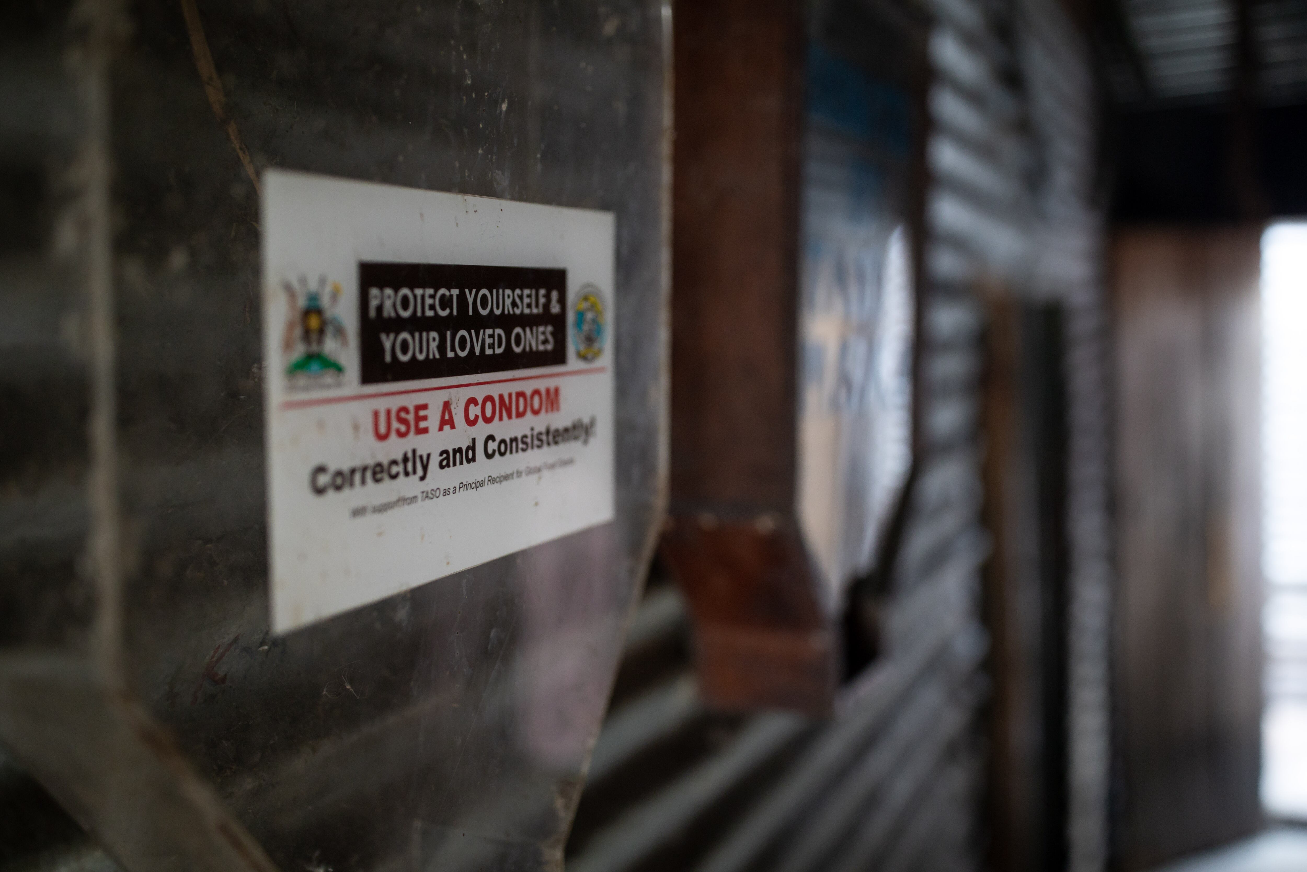 Se ve un dispensador de condones vacío dentro de un burdel el 16 de marzo de 2022 en Bukakata, Uganda. Las comunidades pesqueras del lago Victoria, como el lugar de desembarco de Bukakata, corren un riesgo especial de contraer infecciones por VIH.