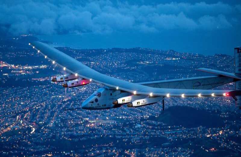 La aeronave solar Impulse 2 vuela sobre San Francisco, en una de las pruebas antes del gran objetivo de que el avión le dé la vuelta al mundo en un viaje sin combustible. 