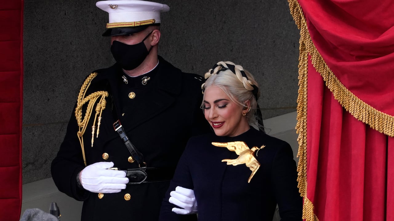 Lady Gaga llega para interpretar el Himno Nacional durante la 59a Inauguración Presidencial en el Capitolio de los Estados Unidos en Washington, el miércoles 20 de enero de 2021 (AP Photo / Andrew Harnik).