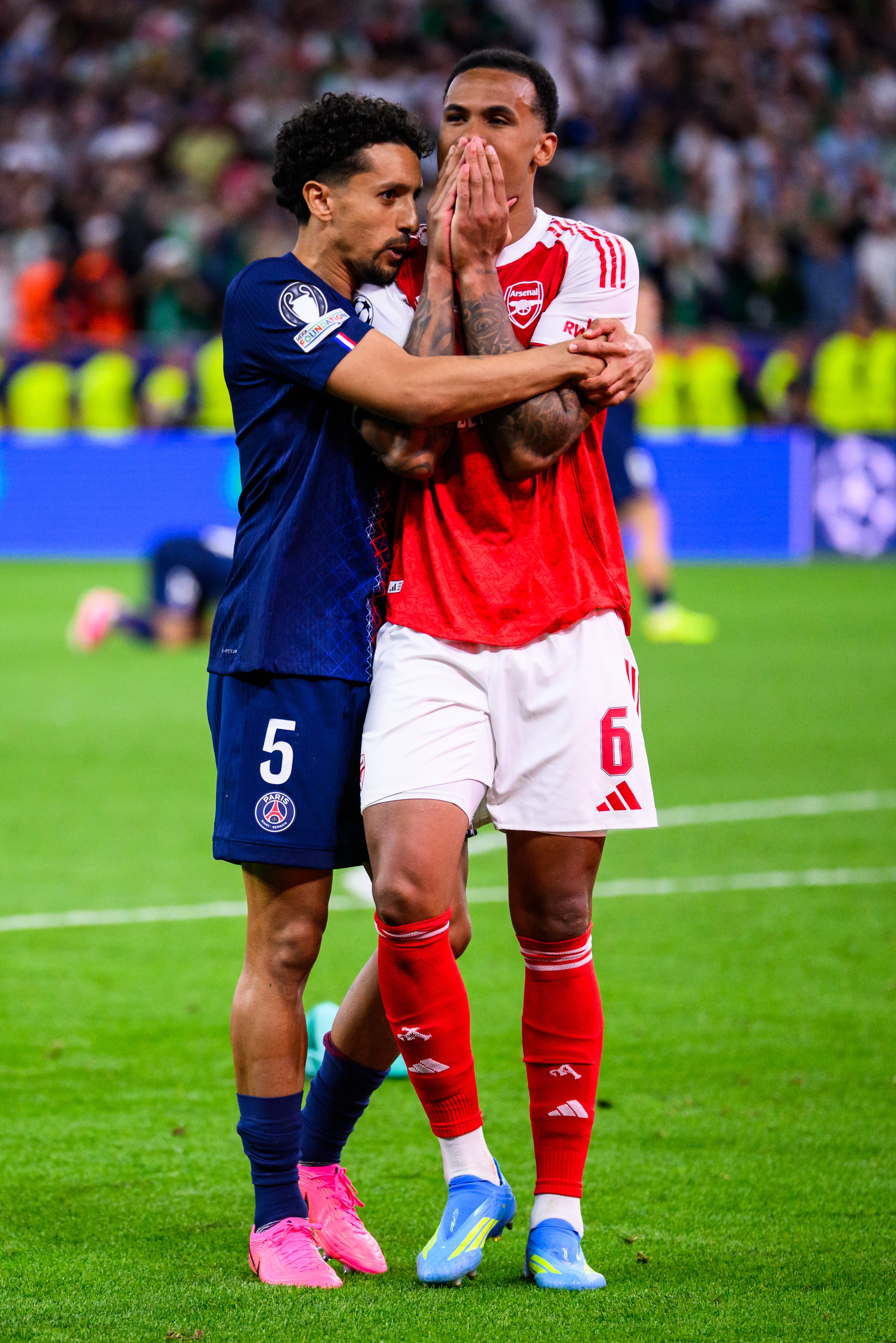 Marquinhos abraza a Gabriel