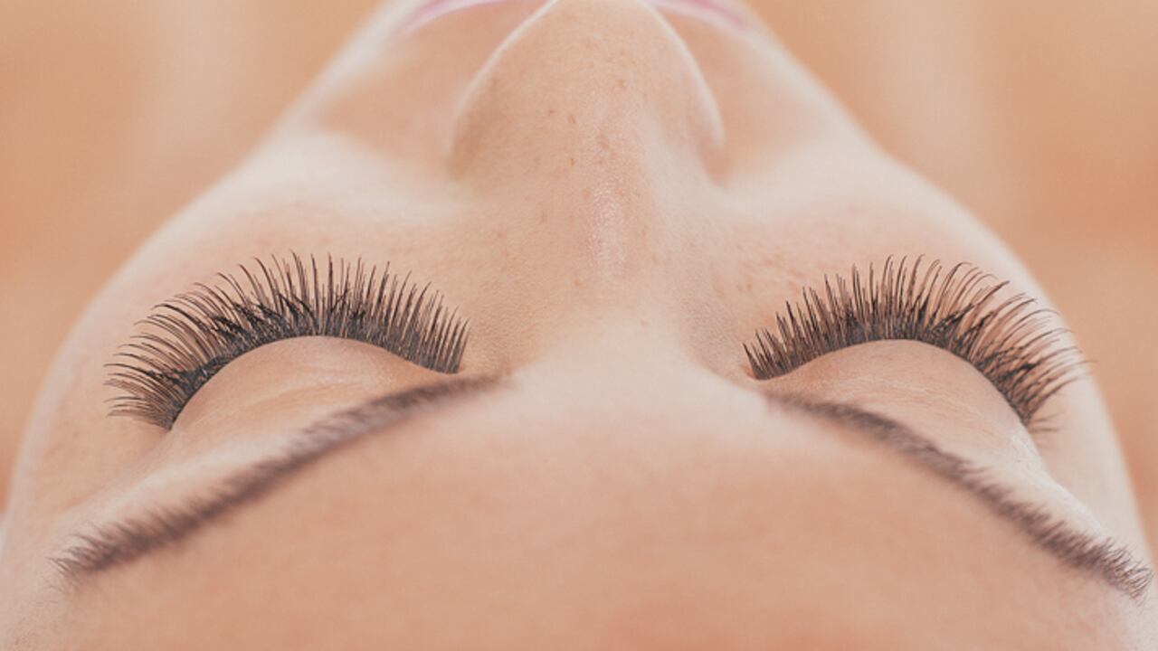 Las pestañas se caen por cometer ciertos errores a la hora de colocar la máscara, aunque hay otros factores que influyen,