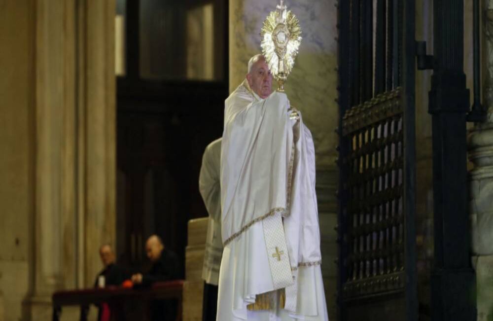 La bendición mundial permite a los más de 1.300 millones de católicos obtener la indulgencia plenaria, es decir, el perdón de sus pecados, en un momento tan difícil, con medidas de confinamiento que afectan a más de 3.000 millones de personas. Foto: Yara Nardi / AFP