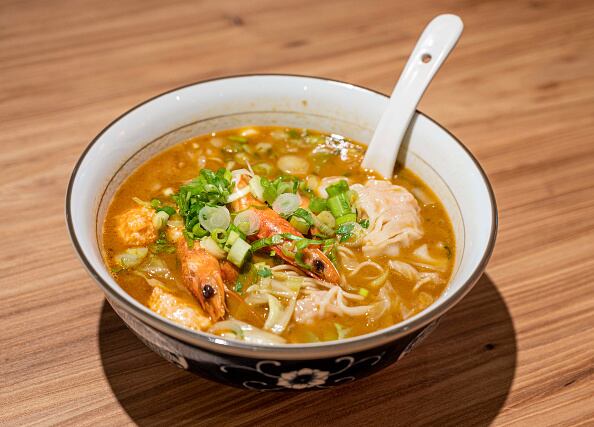 Hasta hace 73 años en Japón se le conocía como shina soba, pero actualmente se utiliza chūka soba o simplemente ramen, uno de los términos más populares.  (Photo by Leonard Ortiz/MediaNews Group/Orange County Register via Getty Images)