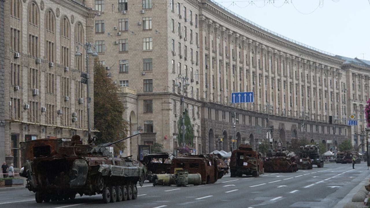 Exposición de equipo militar ruso destruido en la calle Khreshchatyk en preparación para el Día de la Independencia de Ucrania