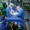 Trabajadores médicos realizan la operación de cesárea en una paciente sospechosa de COVID-19