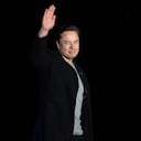 En esta foto de archivo tomada el 11 de abril de 2022, Elon Musk gesticula mientras habla durante una conferencia de prensa en las instalaciones de Starbase de SpaceX cerca de Boca Chica Village en el sur de Texas.