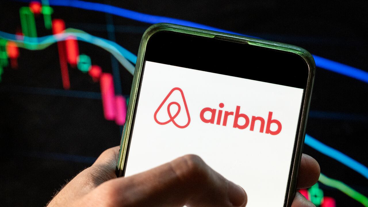 Airbnb suspende sus operaciones en Rusia y Bielorrusia.